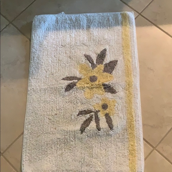 Fun and flirty bathroom rug - Picture 2 of 5